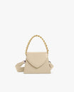 Sac GABRIELLE Beige de face, posé, avec anse chaîne dorée et bandoulière en cuir