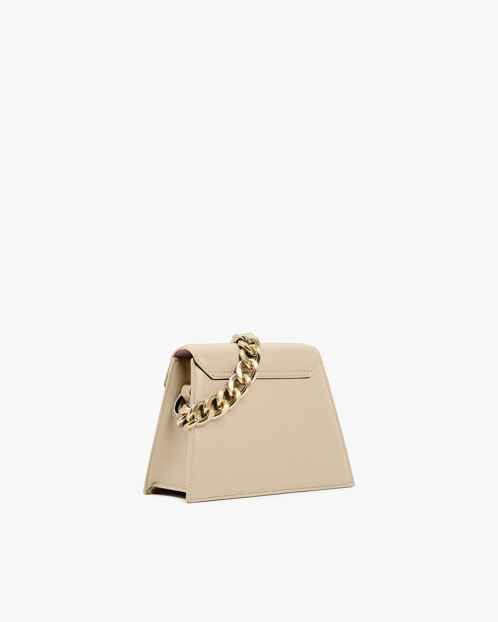 Sac GABRIELLE beige de trois quarts arrière, anse chaîne dorée courte posée sur le rabat