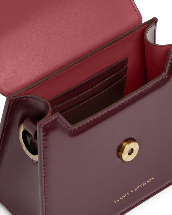Sac GABRIELLE Mahogany ouvert, vue sur le porte-cartes intérieur et le fermoir doré