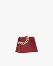 Sac GABRIELLE rouge, vue de trois quarts arrière, posé, avec chaîne courte dorée amovible