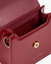 Sac GABRIELLE Rouge, vue intérieure ouverte sur le porte-cartes et le fermoir bouton-pression doré