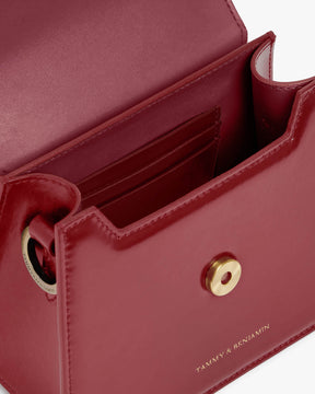 Sac GABRIELLE Rouge, vue intérieure ouverte sur le porte-cartes et le fermoir bouton-pression doré
