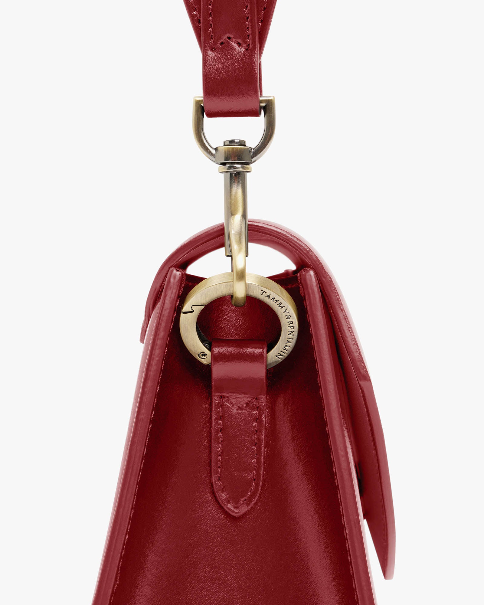 Sac GABRIELLE rouge, détail du mousqueton et de l'anneau gravé sur l'anse