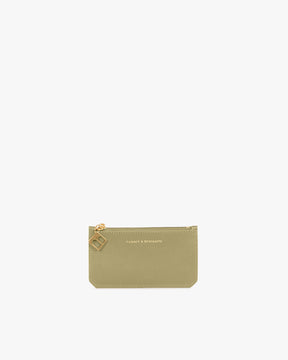 Porte-cartes JAMIE Limestone en cuir, vue de face, fermeture zippée avec breloque dorée