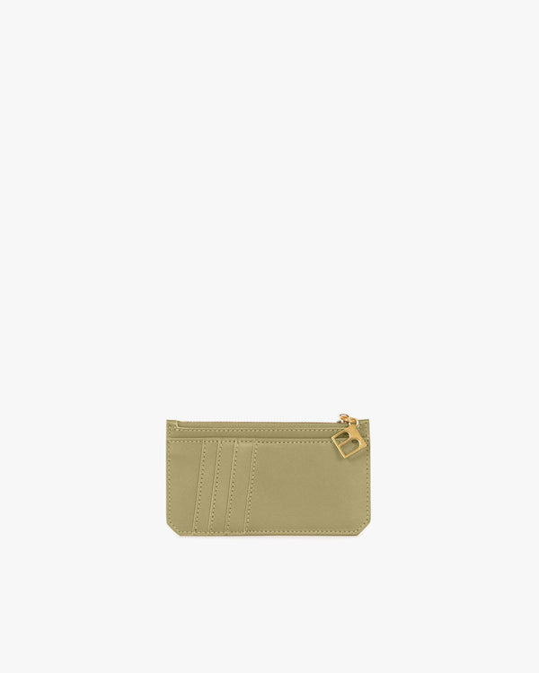 Porte-cartes JAMIE Limestone en cuir, vue de face avec fermeture zippée et breloque dorée