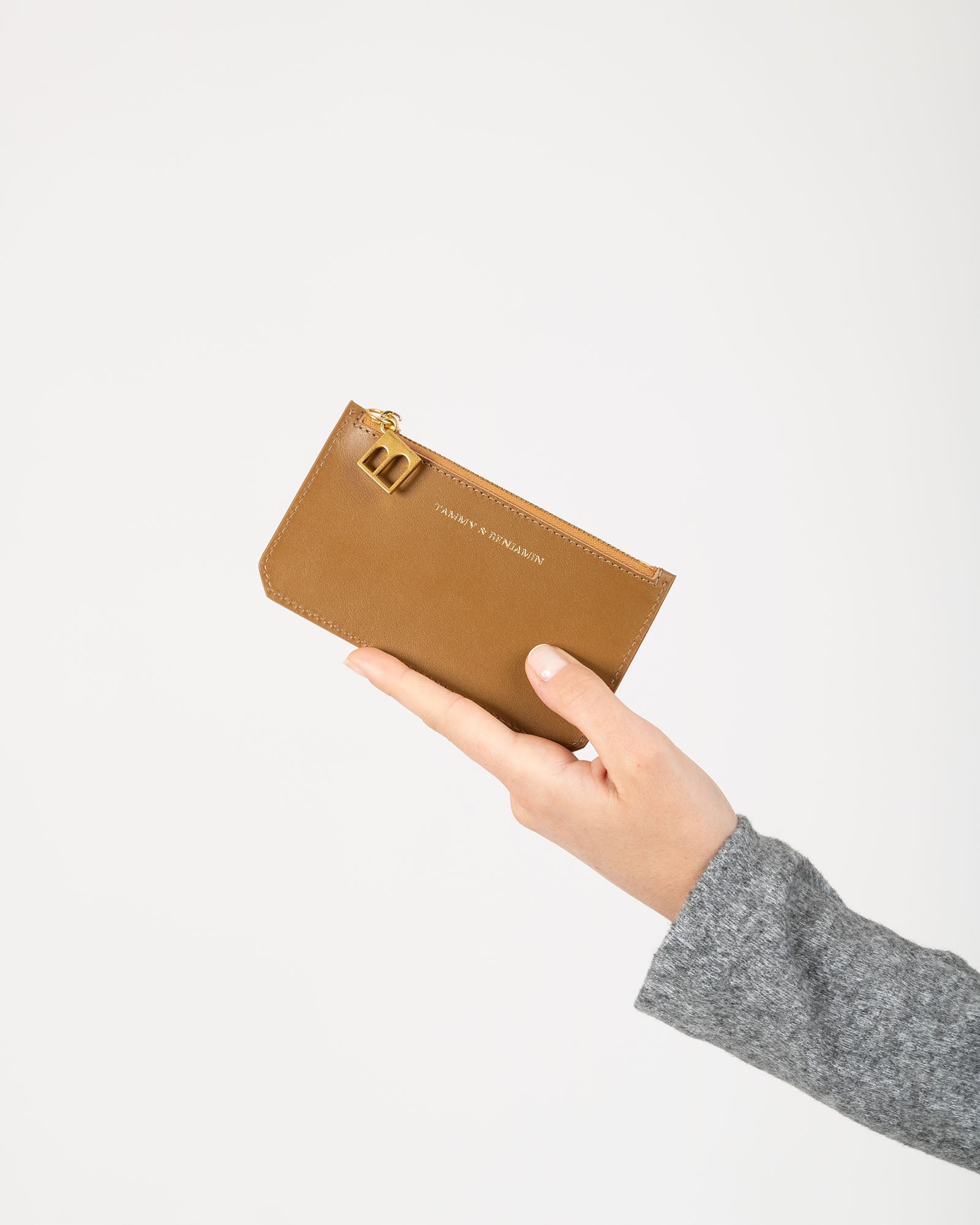 Porte-cartes JAMIE Marais en cuir tenu en main, vue de face montrant le fermoir zippé
