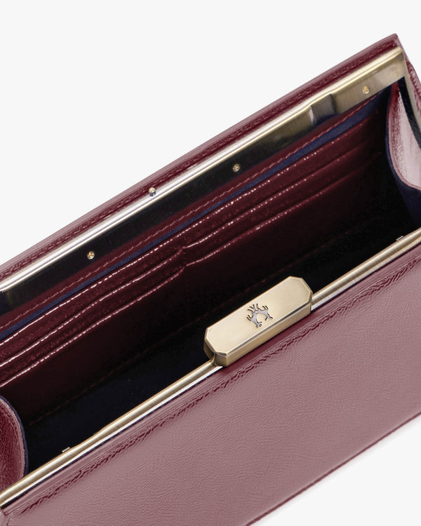 Sac JAY Bordeaux naplak, vue intérieure ouverte, porte-cartes et fermoir doré en détail