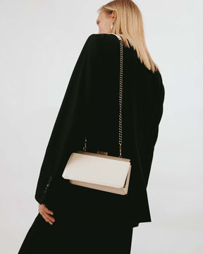 Sac JEANNE BAGUETTE ivoire porté à l'épaule avec chaîne, vue de dos, fermoir rétro doré