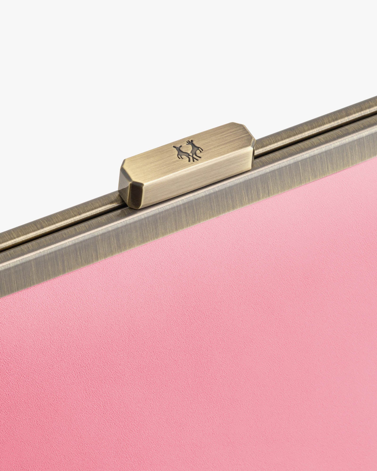 Sac JEANNE Blush, détail du fermoir métallique gravé sur cuir rose