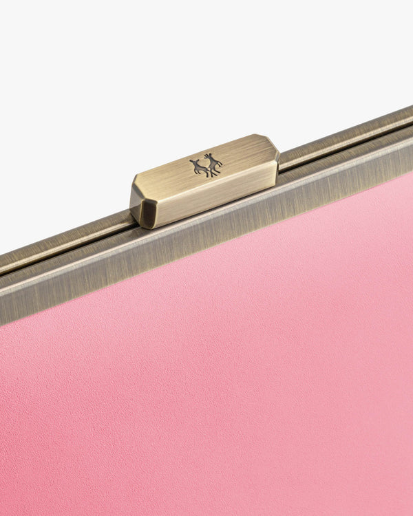 Sac JEANNE Blush, détail du fermoir métallique gravé sur cuir rose