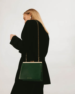 Sac vert émeraude porté à l'épaule avec chaîne longue vert émeraude, vue de dos