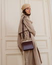 Sac JEANNE Mahogany porté en bandoulière, vue de dos, avec fermoir métallique signature