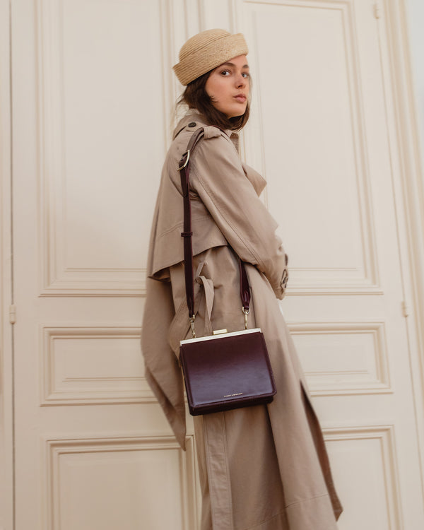 Sac JEANNE Mahogany porté en bandoulière, vue de dos, avec fermoir métallique signature