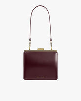 Sac JEANNE Mahogany de face, fermoir métallique doré, porté en bandoulière longue