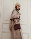 Sac JEANNE Mahogany porté en bandoulière, vue de profil, modèle de dos sur fermoir doré