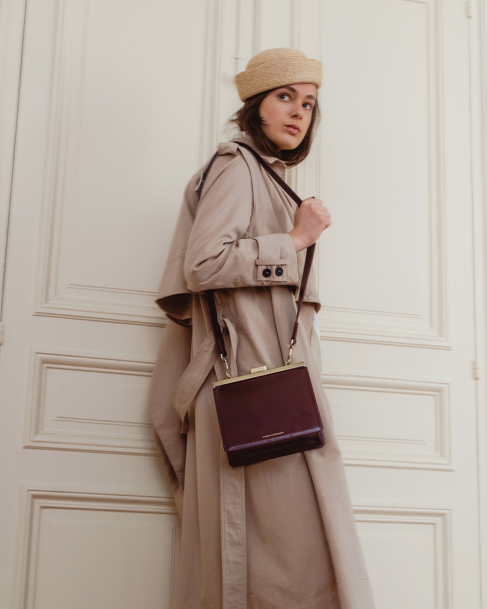 Sac JEANNE Mahogany porté en bandoulière, vue de profil, modèle de dos sur fermoir doré