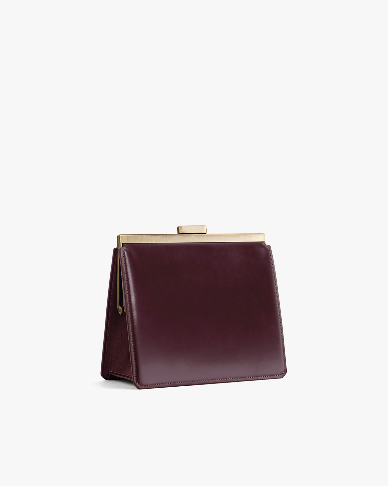 Sac JEANNE Mahogany vu de côté, posé, fermoir métallique doré fermé, sans bandoulière visible