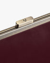 Sac JEANNE Mahogany, détail du fermoir métallique gravé et du cuir bordeaux