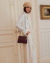 Sac JEANNE Mahogany porté en bandoulière avec chaîne, vue de profil