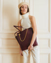 Sac LEXI GM Aubergine porté au bras, chaîne amovible en évidence, cuir et suède ton sur ton