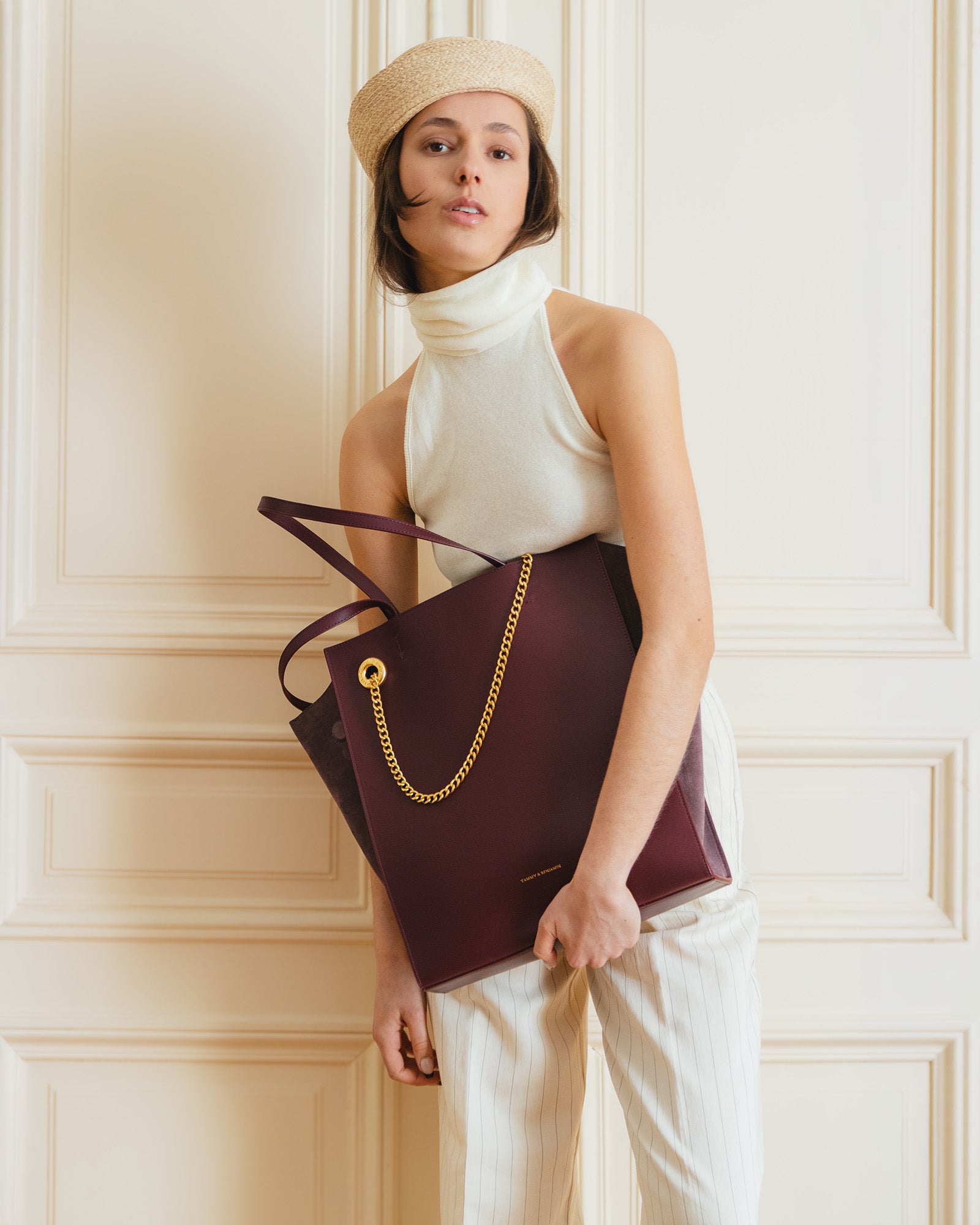 Sac LEXI GM Aubergine porté au bras, chaîne amovible en évidence, cuir et suède ton sur ton