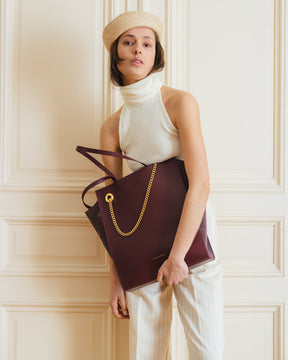 Sac LEXI GM Aubergine porté au bras, chaîne amovible en évidence, cuir et suède ton sur ton