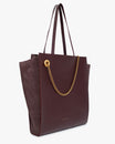 Sac LEXI GM Aubergine de trois quarts, anses en cuir, chaîne amovible dorée, panneaux en suède