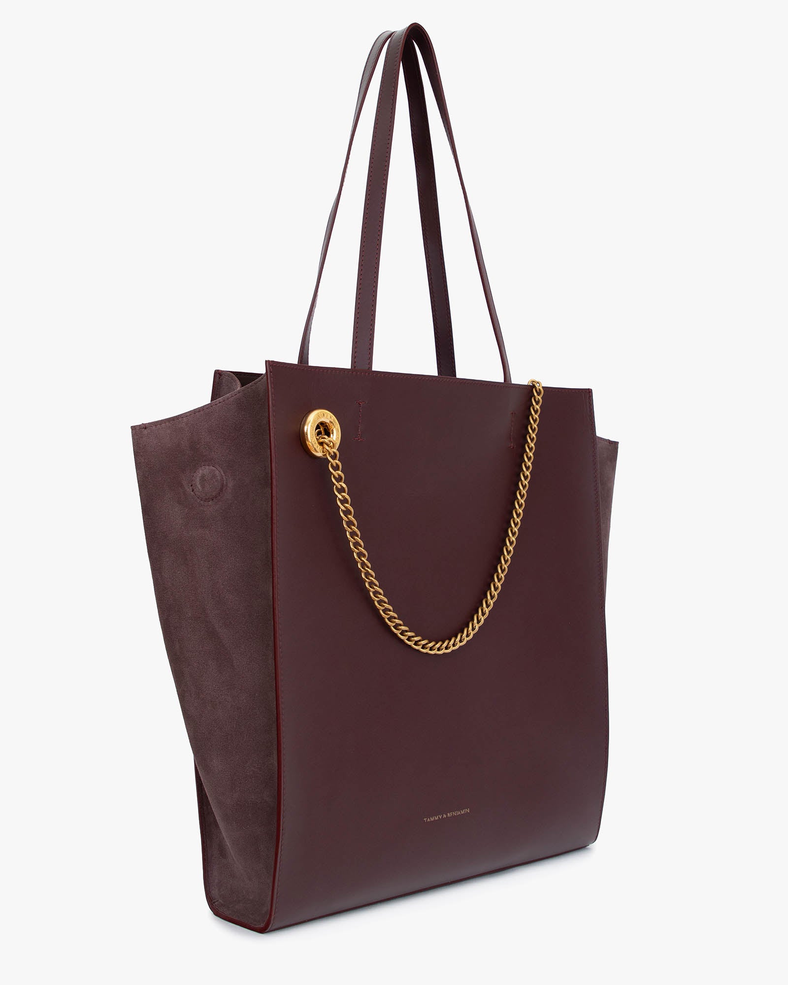 Sac LEXI GM Aubergine de trois quarts, anses en cuir, chaîne amovible dorée, panneaux en suède