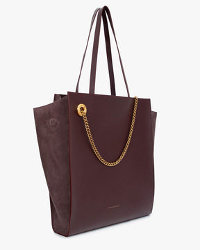 Sac LEXI GM Aubergine de trois quarts, anses en cuir, chaîne amovible dorée, panneaux en suède