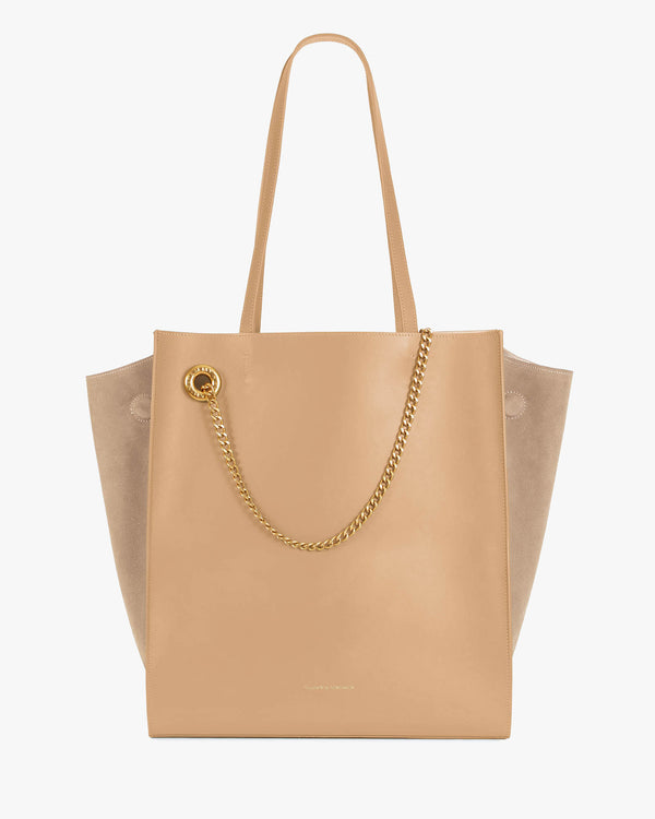 Sac cabas LEXI GM beige de face, anses portées, chaîne amovible et panneaux en suède sur les côtés