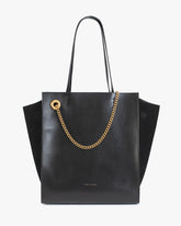 Sac LEXI GM noir de face, posé, anses portées, chaîne amovible dorée sur le devant, panneaux latéraux en suède