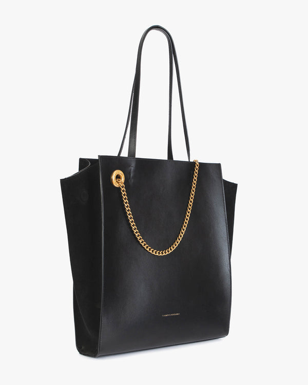 Sac LEXI GM noir, vue de trois quarts, posé, anses portées, chaîne amovible dorée visible