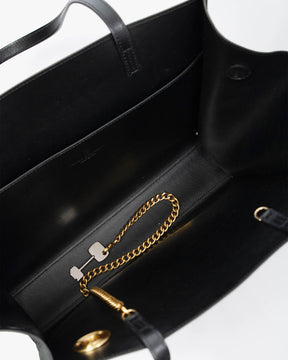 Sac LEXI GM Noir, vue intérieure ouverte, poche zippée et chaîne amovible dorée