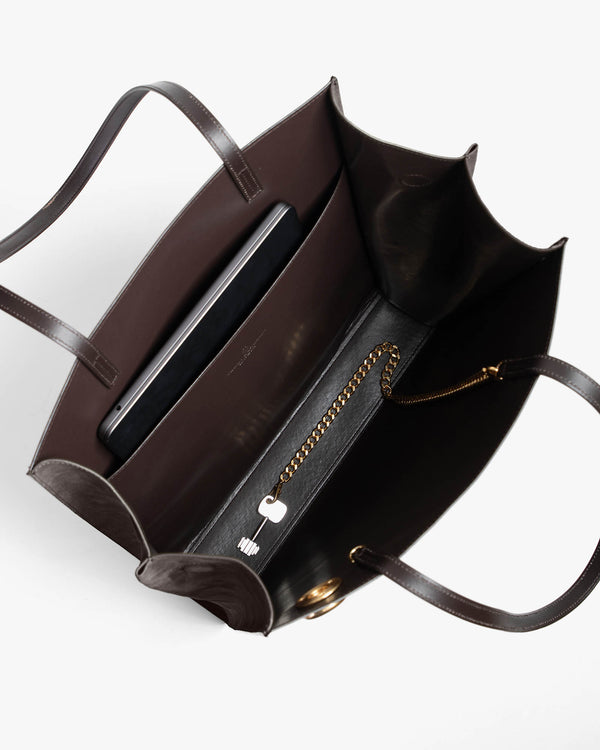 Sac LEXI GM Chocolat, vue intérieure ouverte, poche zippée, chaîne amovible et ordinateur rangé