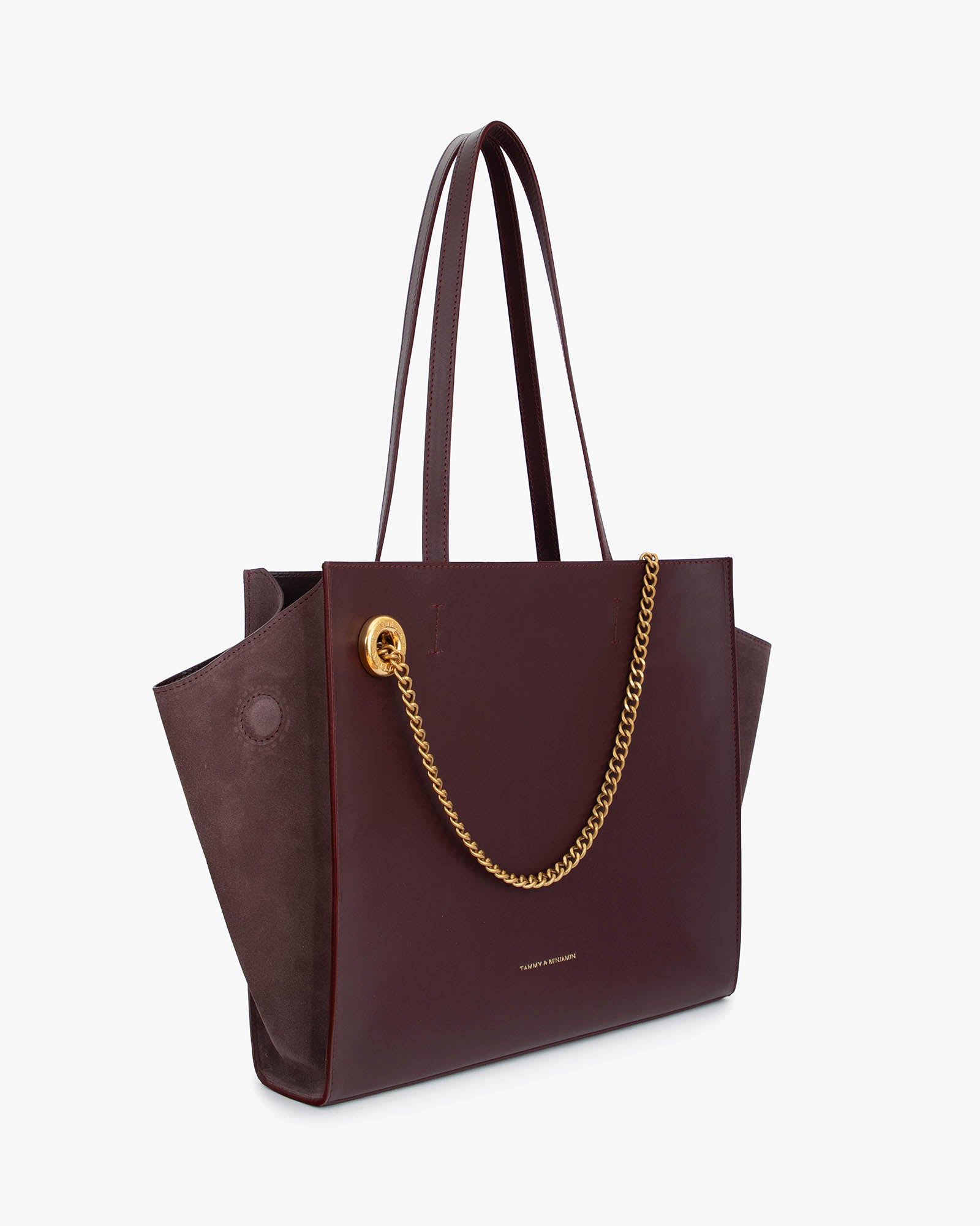 Sac LEXI MM Aubergine de trois quarts, ailes en cuir et panneaux en suède, chaîne dorée amovible