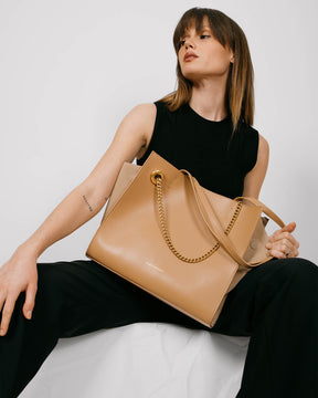 Sac LEXI MM beige porté à l'épaule avec chaîne amovible, panneaux en suède ton sur ton