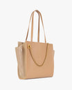 Cabas LEXI MM beige de trois quarts, anses en cuir et chaîne amovible dorée, panneau en suède sur le côté