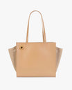 Sac LEXI MM Beige, vue de face, posé, anses longues en cuir, ailes latérales en suède