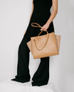 Sac cabas LEXI MM beige en cuir et suède, porté à la main, chaîne amovible visible
