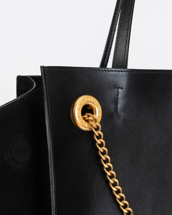 Détail de l'anneau gravé et de la chaîne amovible en métal doré, cabas LEXI MM en cuir noir