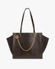 Sac LEXI MM Chocolat de face, anses portées, ailes en cuir et panneaux suède, chaîne amovible dorée