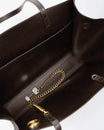 Sac LEXI MM Chocolat ouvert, vue intérieure sur doublure cuir et chaîne amovible dorée