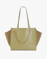Sac LEXI MM Limestone de face, posé, anses portées épaule et chaîne amovible en détail