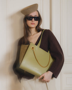 Sac LEXI MM Limestone porté au bras, ailes en cuir, panneaux en suède et chaîne amovible dorée