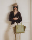Sac LEXI MM Limestone porté à la main, chaîne dorée amovible, ailes en cuir et panneaux en suède
