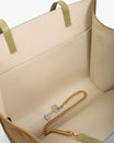 LEXI MM Limestone, vue intérieure ouverte avec poche plaquée, anses et chaîne amovible dorée