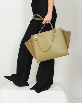 Sac LEXI MM Limestone porté à la main, vue de profil avec chaîne amovible et panneaux en suède