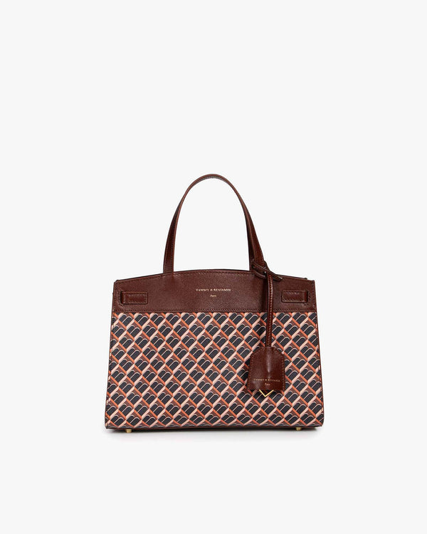 Sac MADISON brun monogram posé, vue de face avec anses courtes et étiquette cuir pendante