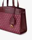 Sac MADISON Bordeaux, vue rapprochée du coin avec porte-adresse et clou doré gravé B