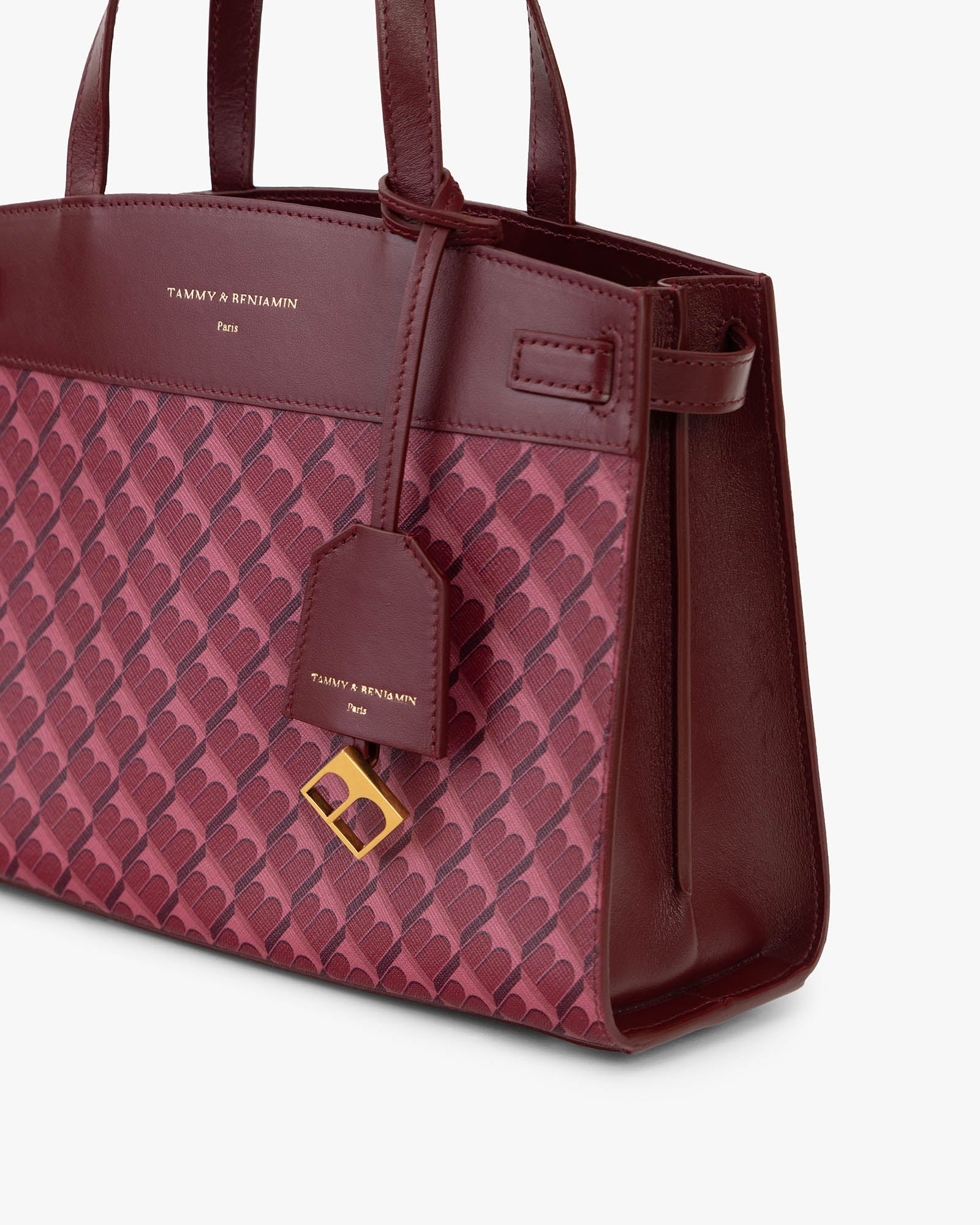 Sac MADISON Bordeaux, vue rapprochée du coin avec porte-adresse et clou doré gravé B